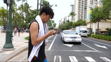 Surowe kary dla pieszych na Hawajach za pisanie SMS-ów 
