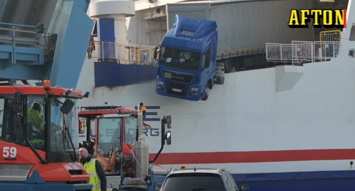 Szwecja: Ciężarówka zawisła na krawędzi promu. Akcja ratunkowa w porcie