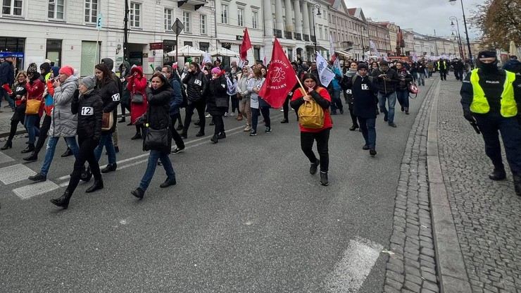 Protest budżetówki w Warszawie. Ulicami przeszli pracownicy sądów, prokuratur, policji i skarbówki