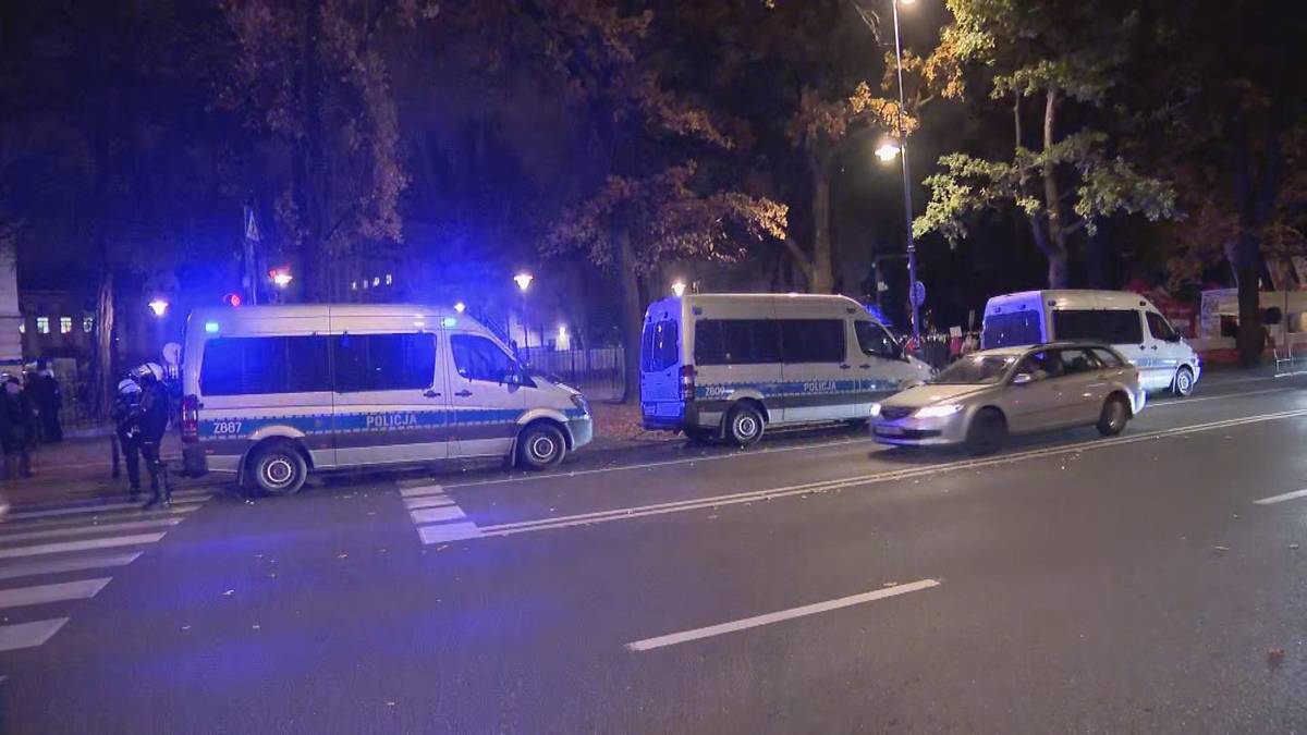 Napięta sytuacja przed TK. "Współczuję policjantom"