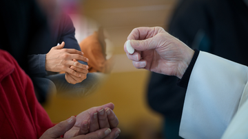 Czy rozwodnicy mogą przyjąć komunię? Kościół wyjaśnia