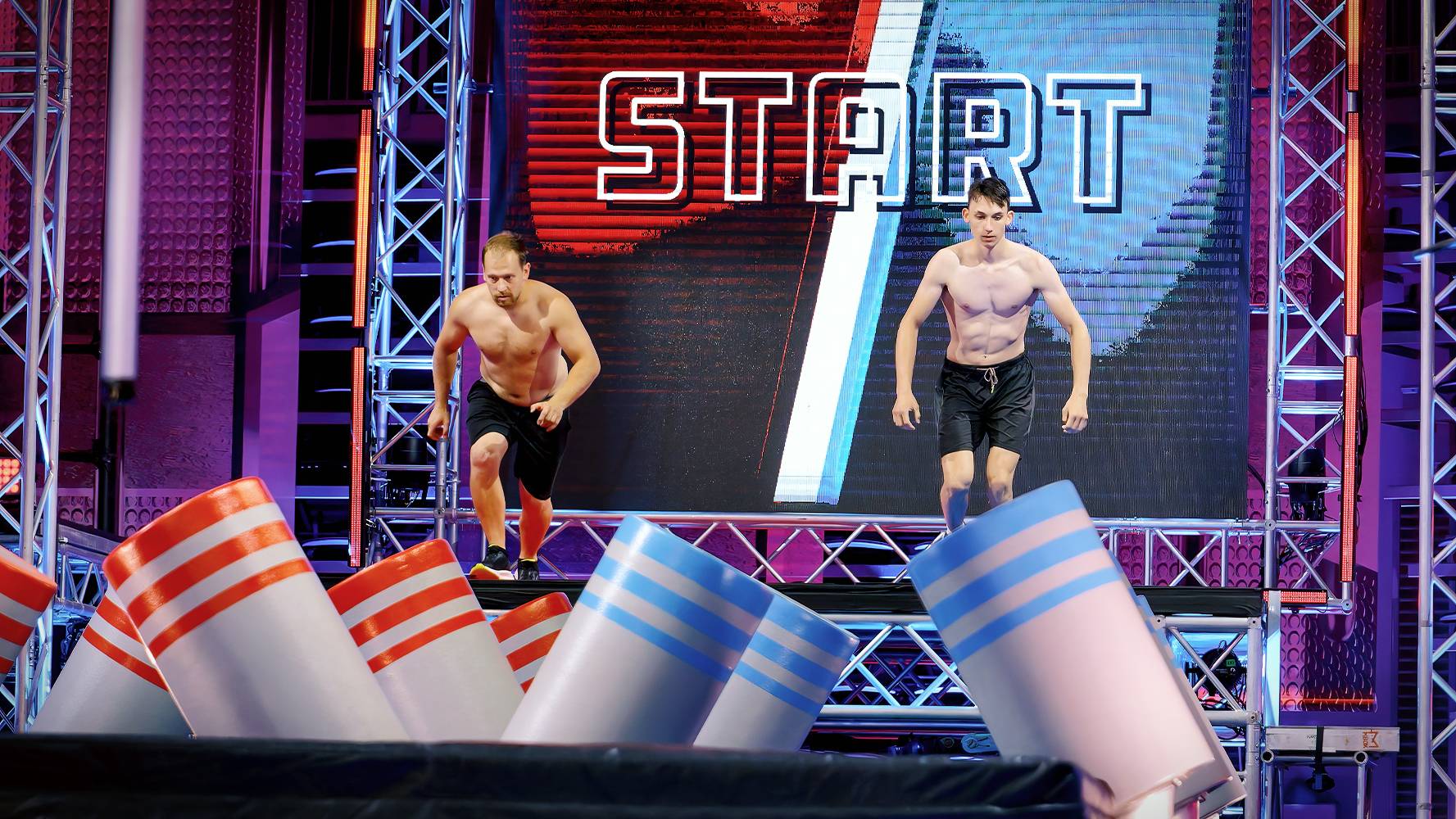 Piotr Wróbel i inni zawodnicy na starcie programu Ninja vs Ninja