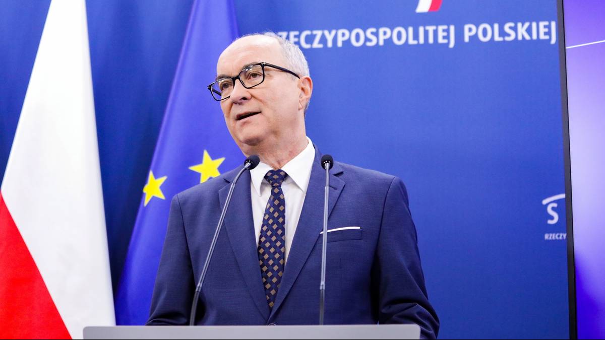 Mężczyzna w garniturze i okularach przemawia przy m&oacute;wnicy na tle flagi Polski i napisu "SEJM RZECZYPOSPOLITEJ POLSKIEJ".