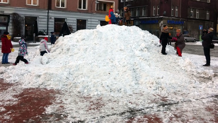 Dwumetrowy stos śniegu dla saneczkarzy w centrum miasta. To bytomska "Górka śmiechu"