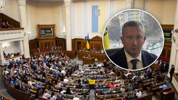 Fragment sali obrad parlamentu Ukrainy z widownią, z nałożonym okręgiem z wizerunkiem mężczyzny.