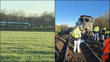 Widok na wykolejony pociąg osobowy po zderzeniu z ciężar&oacute;wką wojskową na przejeździe kolejowym we Francji.