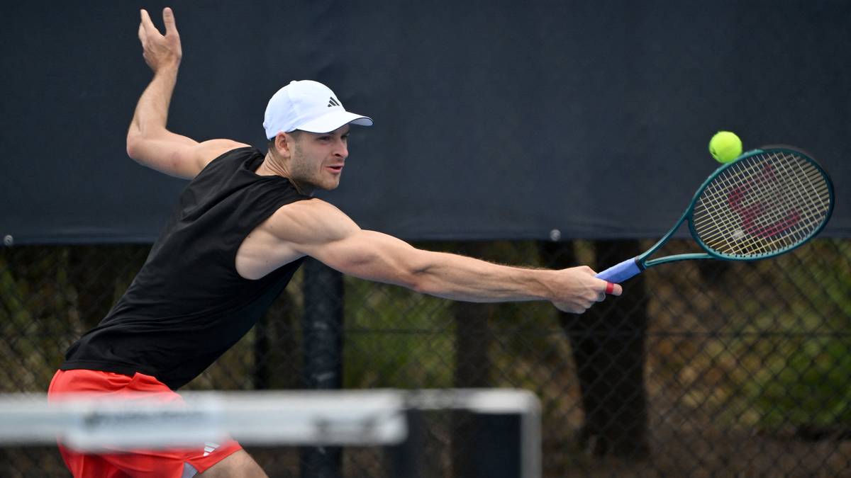 Tenisista odbija piłkę podczas meczu.