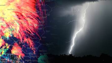 Zestawienie mapy meteorologicznej z widokiem wyładowania atmosferycznego na tle burzowego nieba.