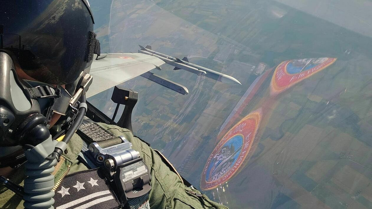 "Eksplozje" na Mazowszu i Lubelszczyźnie. "F-16 poleciały pilnie powitać niezapowiedzianych gości"