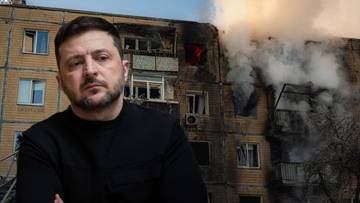 Wołodymyr Zełenski na tle płonącego budynku mieszkalnego.