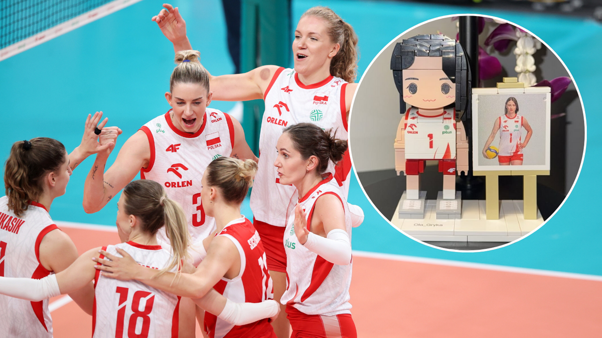Grupa polskich siatkarek w białych strojach świętuje zwycięstwo, w zbliżeniu figurka siatkarki wykonana z klocków.