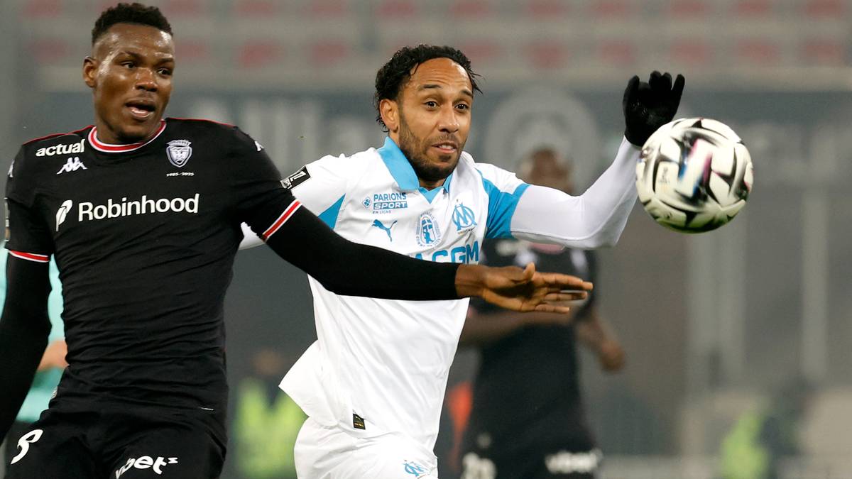 Piłkarze walczący o piłkę podczas meczu piłki nożnej.