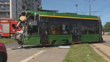 Groźny wypadek w Poznaniu. Tramwaj zderzył się z autokarem, są ranni