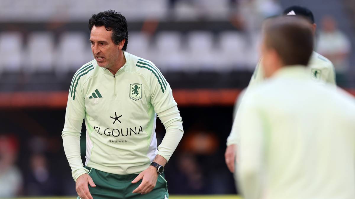 Trener Unai Emery w stroju sportowym podczas meczu piłki nożnej.