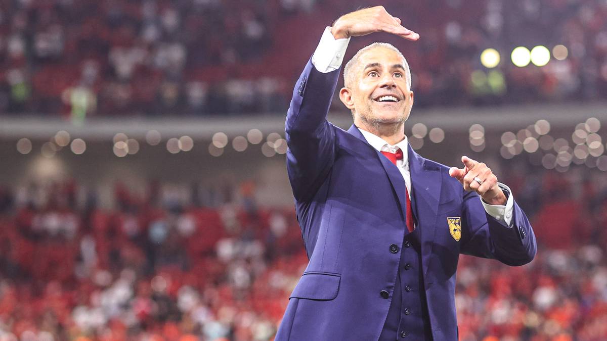Sylvinho, selekcjoner reprezentacji Albanii, podczas meczu na stadionie PGE Narodowy.