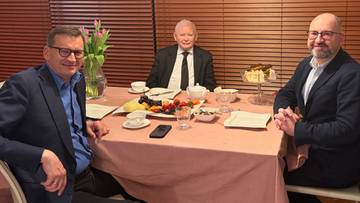 Wymowne zdjęcie ze spotkania Kaczyńskiego z Morawieckim. "Kto się lubi, ten się czubi"