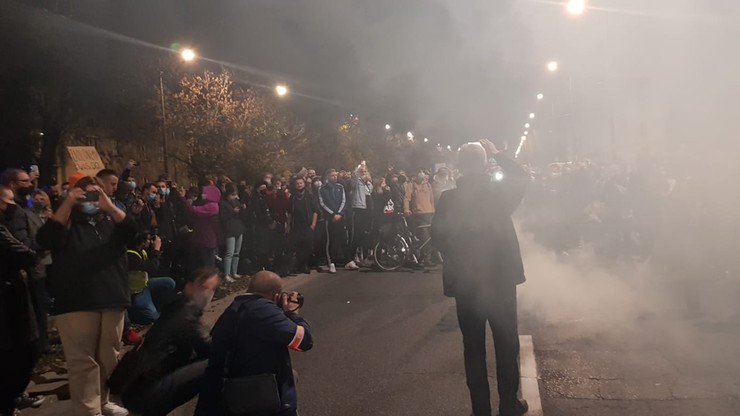 Protest po wyroku TK. Tłumy przed domem prezesa PiS. Policja użyła gazu