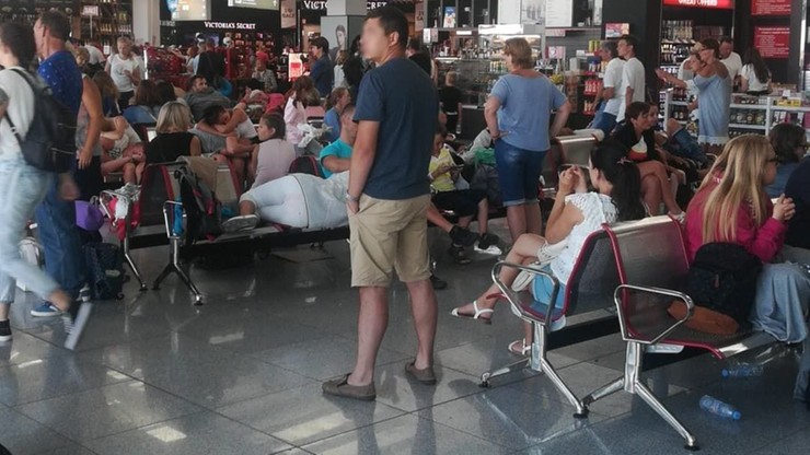 Turyści znowu koczują na lotniskach. Tym razem w Poznaniu, w Burgas i w Zakintos