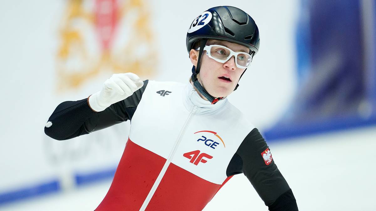 Zawodnik short tracku w kombinezonie PGE i 4F podczas zawod&oacute;w