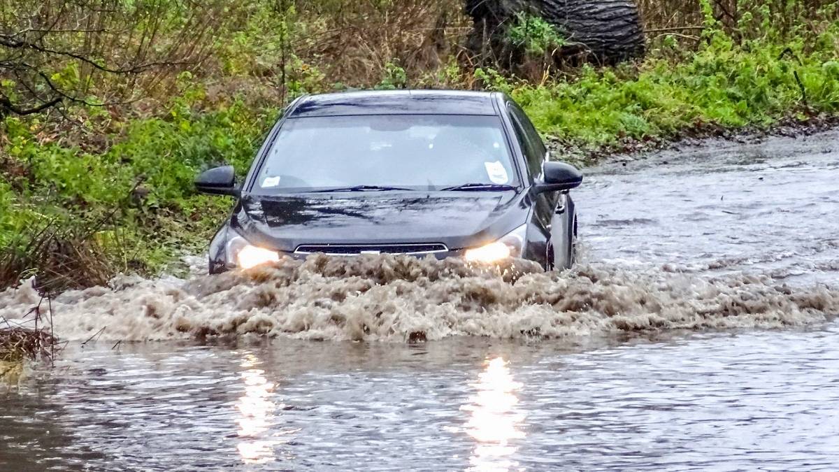 Ściana deszczu zaleje domy i drogi. Wskazano regiony