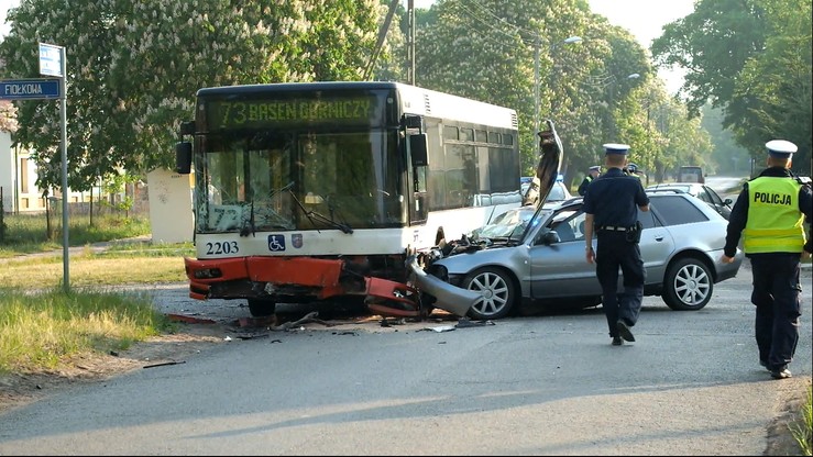 Zderzenie autobusu i dwóch samochodów. 11 osób rannych
