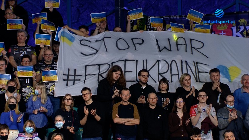Wsparcie kibiców siatkarskich dla walczącej Ukrainy. Emocjonalna wypowiedź dziennikarza Polsatu Sport (WIDEO)