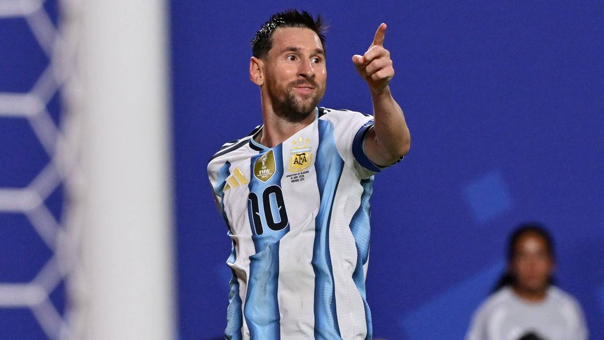 Lionel Messi w stroju Argentyny świętuje zdobytego gola, wskazując palcem w górę.