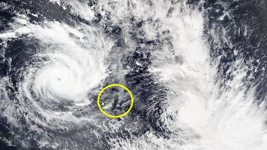 Zdjęcie satelitarne cyklonu Yasa (po lewej) i Zazu (po prawej). Żółtym okręgiem oznaczone zostało Fidżi. Fot. NASA.