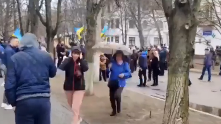Wojna w Ukrainie. Rosjanie rozpędzili pokojowy protest. Na nagraniu słychać strzały