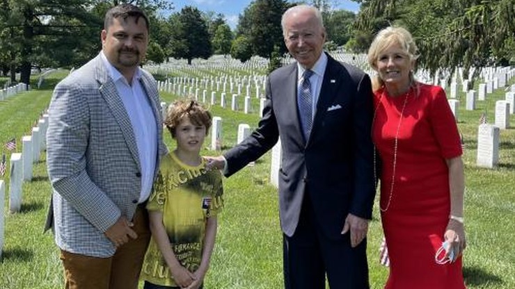 Polski dziennikarz składał kwiaty na grobie, podszedł do niego Joe Biden z żoną