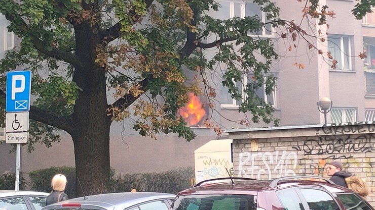 Groźny pożar w warszawskim wieżowcu. Strażacy weszli do zniszczonego mieszkania