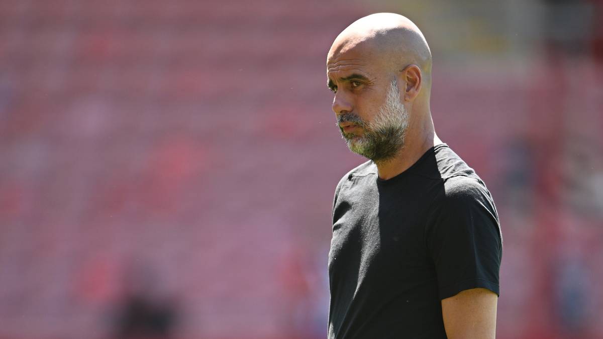Josep Guardiola, trener Manchesteru City, patrzący w bok.