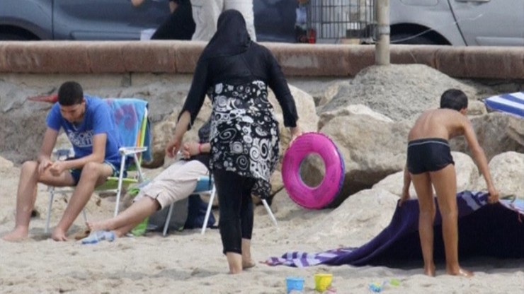Zakaz burkini na plażach zawieszony. Decyzja francuskiej Rady Stanu