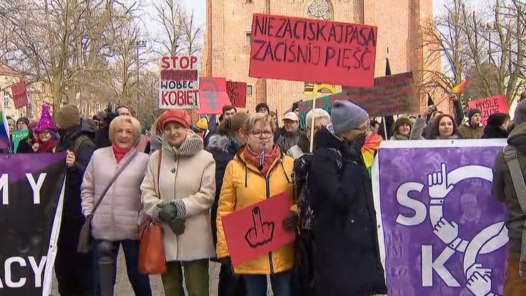 Demonstracja Manify przed poznańską Katedrą. "Moje ciało, moje prawo"
