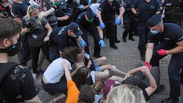 Przypadkowość, pobicia i brutalność. RPO ujawnił relacje zatrzymanych na Krakowskim Przedmieściu