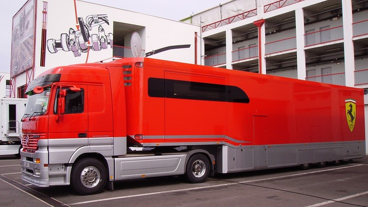 Ciężarówki Scuderia Ferrari przywiozły nielegalnych imigrantów na Grand Prix Formuły 1