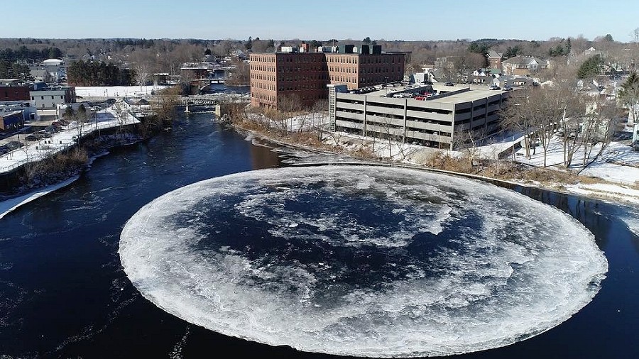 Niesamowity lądowy krąg na rzece Presumpscot w mieście Westbrook w stanie Maine w USA. Fot. Tina Radel / City of Westbrook.
