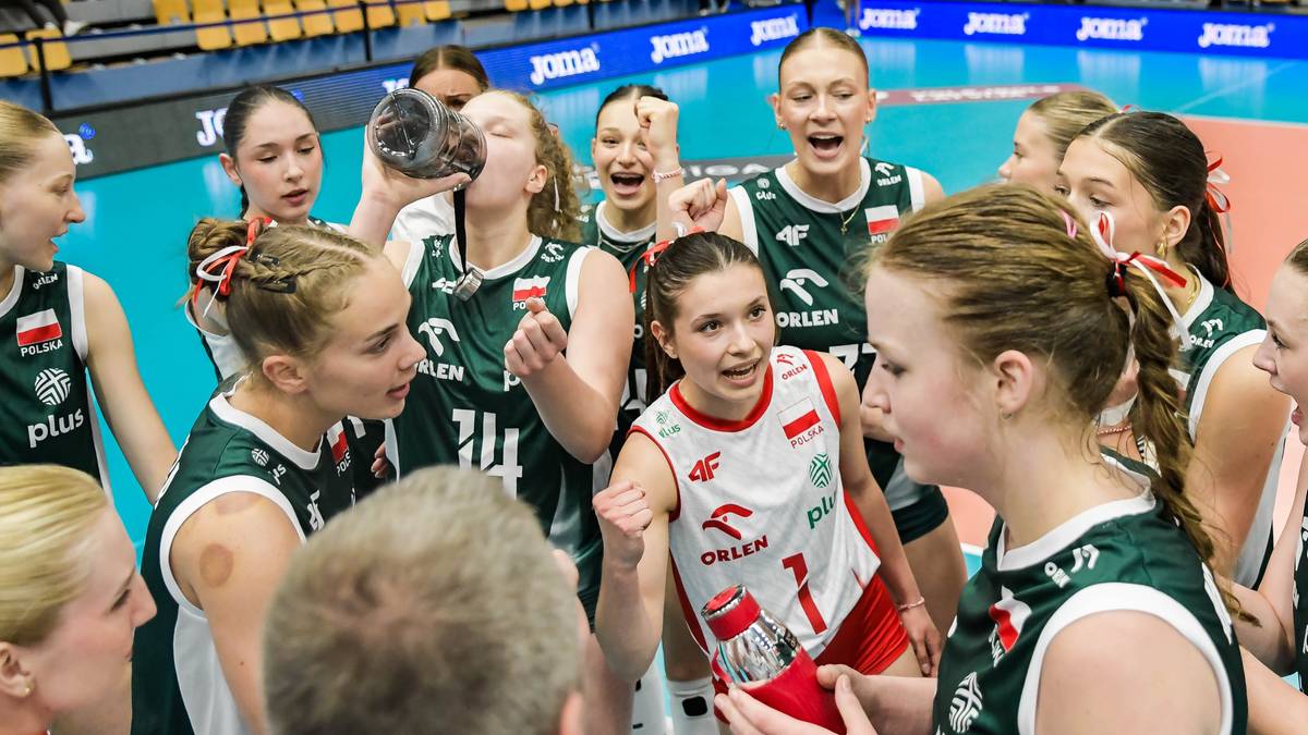 Grupa młodych siatkarek w zielonych strojach świętuje na boisku.