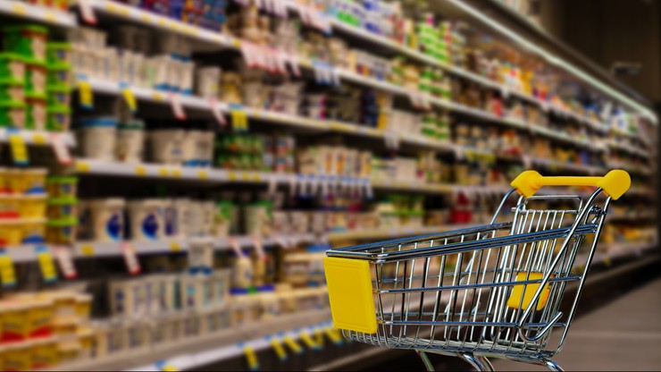 Badanie: Blisko 80 proc. Polaków szuka w sklepach tańszych produktów lub zamienników