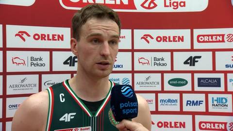 Mężczyzna w zielonym stroju sportowym z literą 'C' na piersi i logotypem 4F, trzymający mikrofon z napisem 'Polsat Sport' podczas wywiadu.