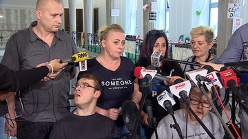 "Niepełnosprawni Adrian i Jakub nie mogą wyjść z Sejmu na spacer. Mogą wyjść Ci, którzy nie mówią"