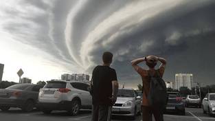 23.08.2023 05:58 Trąba powietrzna nad Polską zrywała dachy i wyginała znaki drogowe. Szokujące nagrania