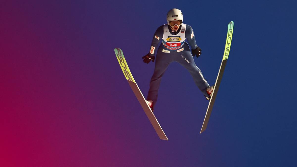 Skoczek narciarski w powietrzu z nartami, nad nim dron.