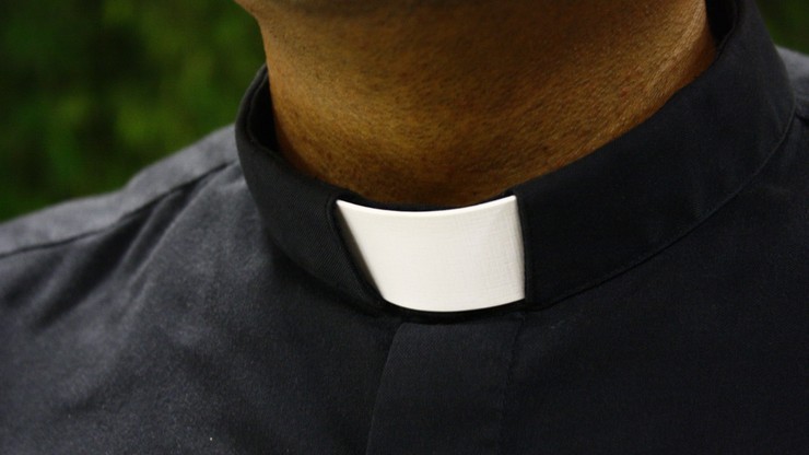 Włochy. Policjanci przebrali się za księży. Złapali oszustów udających kardynałów