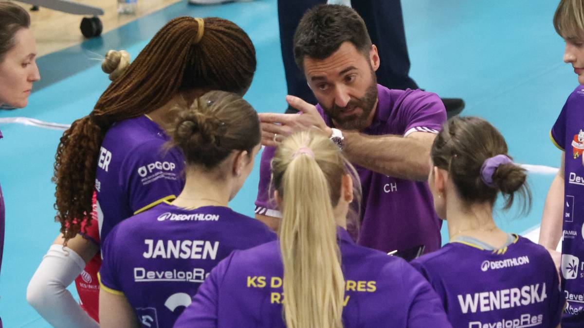 Trener prowadzi naradę z siatkarkami DevelopRes Rzesz&oacute;w w fioletowych strojach.