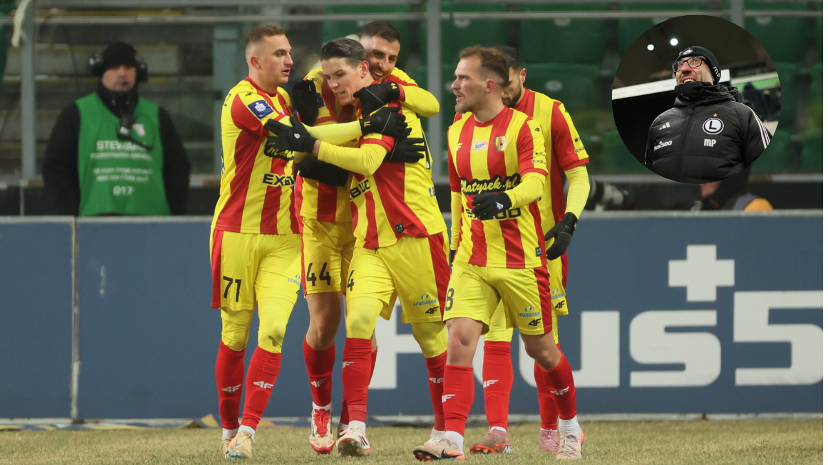 Pięciu piłkarzy w żółto-czerwonych strojach świętuje bramkę, obejmując się nawzajem na boisku piłkarskim. W prawym górnym rogu widoczny jest trener w czarnym ubraniu.