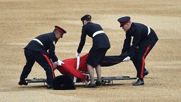 Gwardzista padł na ziemię w czasie fety z okazji urodzin królowej