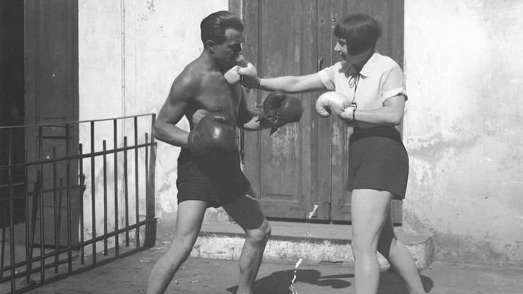 Aktorka i śpiewaczka Zula Pogorzelska i bokser francuski Georges Carpentier podczas pozorowanej walki, 1926