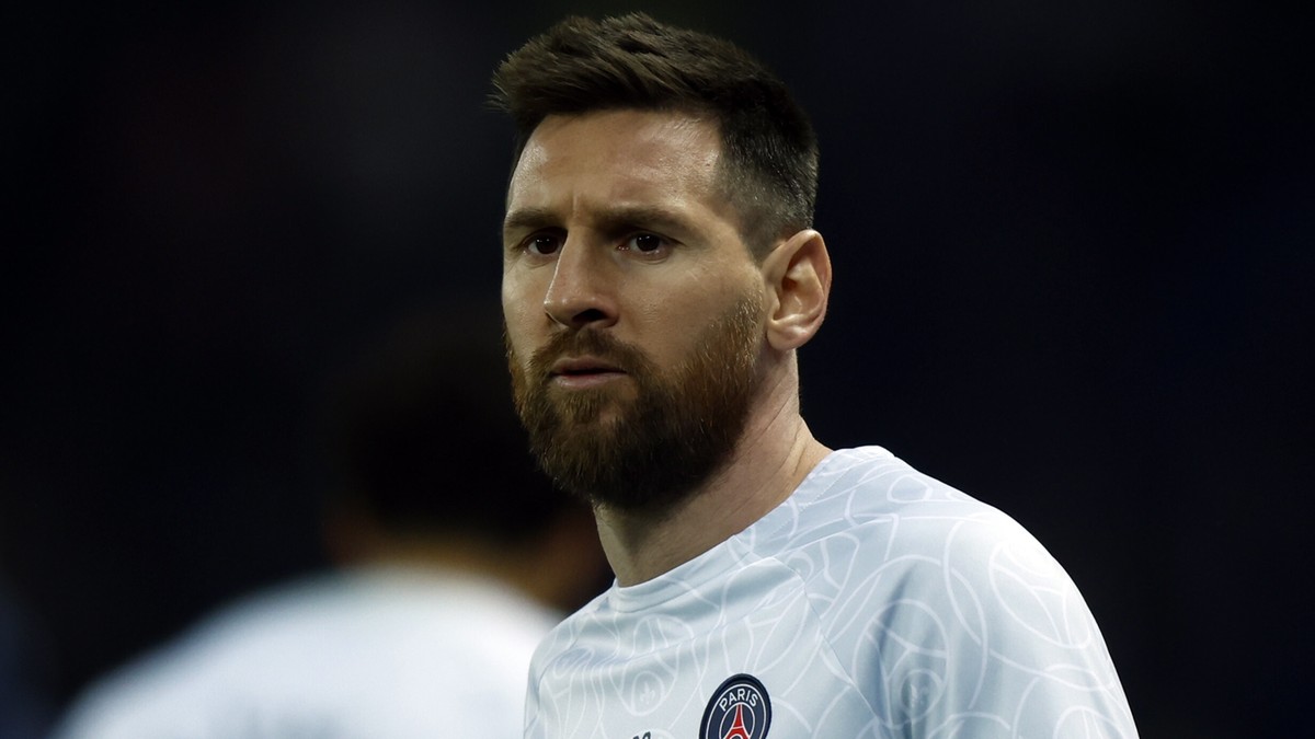 L’entraîneur a défendu Messi.  « Très vieux »