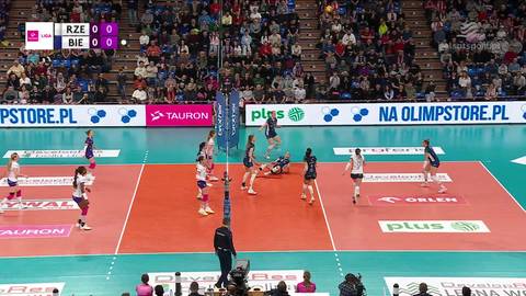 Siatkarki Developres Rzesz&oacute;w i BKS Bostik ZGO Bielsko-Biała podczas akcji blokowania w meczu siatk&oacute;wki.